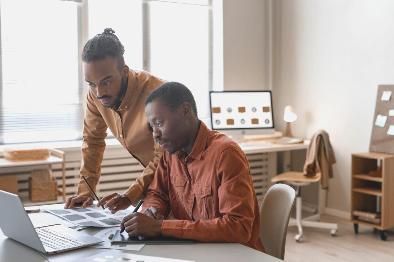 Professionelle Finanzberatung in modernem Büro mit persönlicher Betreuung