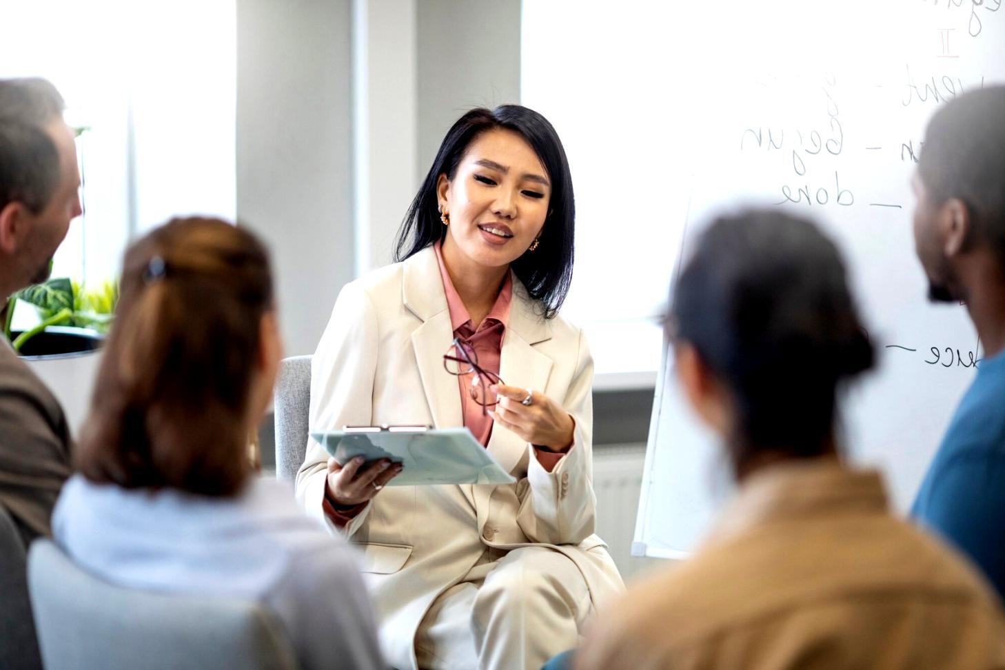 Teilnehmer arbeiten gemeinsam an Finanzstrategien